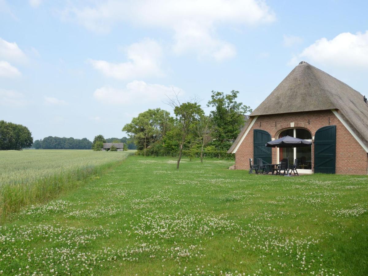 Staying In A Thatched Barn With Box Bed Beautiful View Region Achterhoek Geesteren  Екстериор снимка